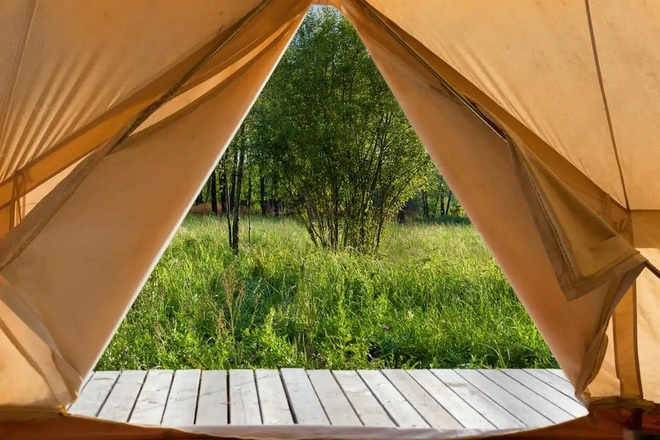 vue depuis al tente en pleine nature au camping paradis